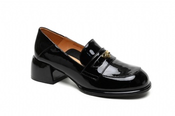 C618-1 classic loafer with black patent leather upper and leather linings